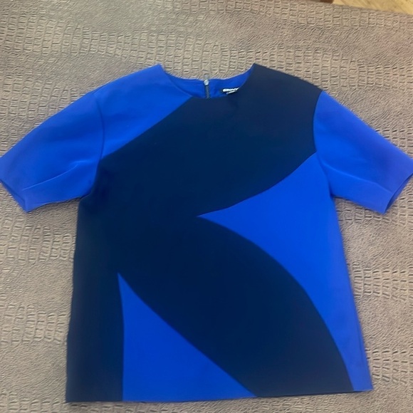 DKNY blue and black color block short sleeve  top size medium - Picture 1 of 8